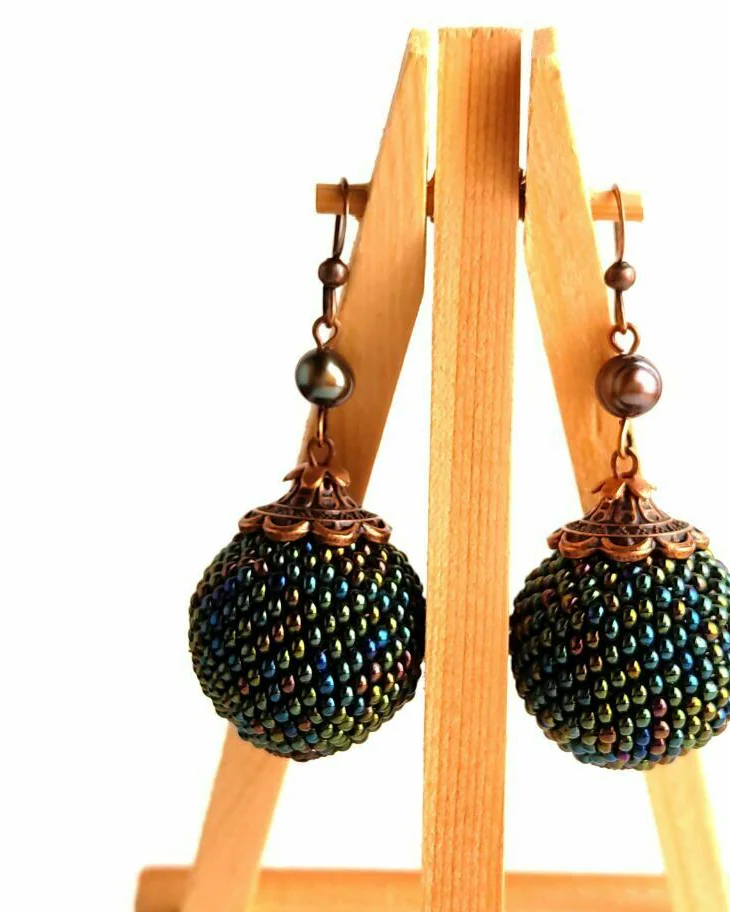 Серьги шарики зеленые из бисера с жемчугом
