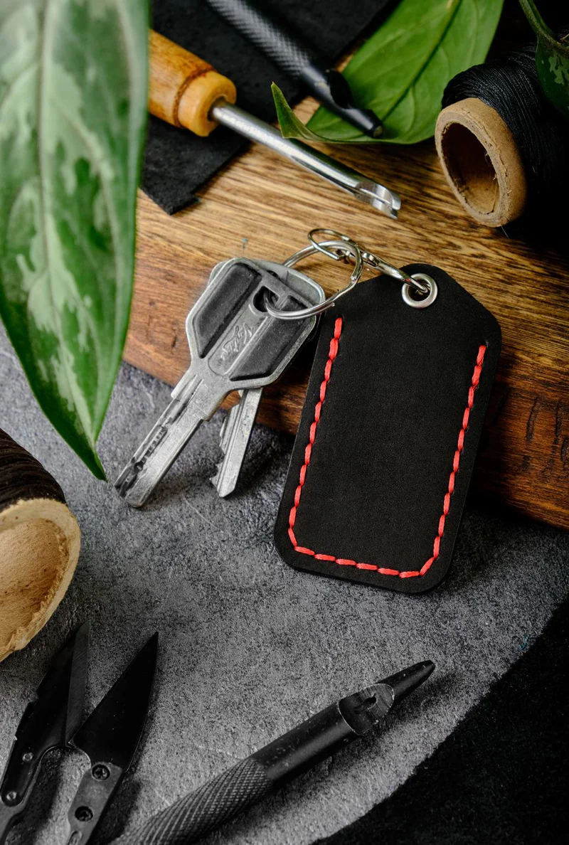 Брелок-чехол для ключей из натуральной кожи HELFORD Smart чёрный с красной отделкой