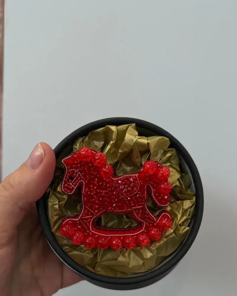 Красная брошь «Лошадь качалка»