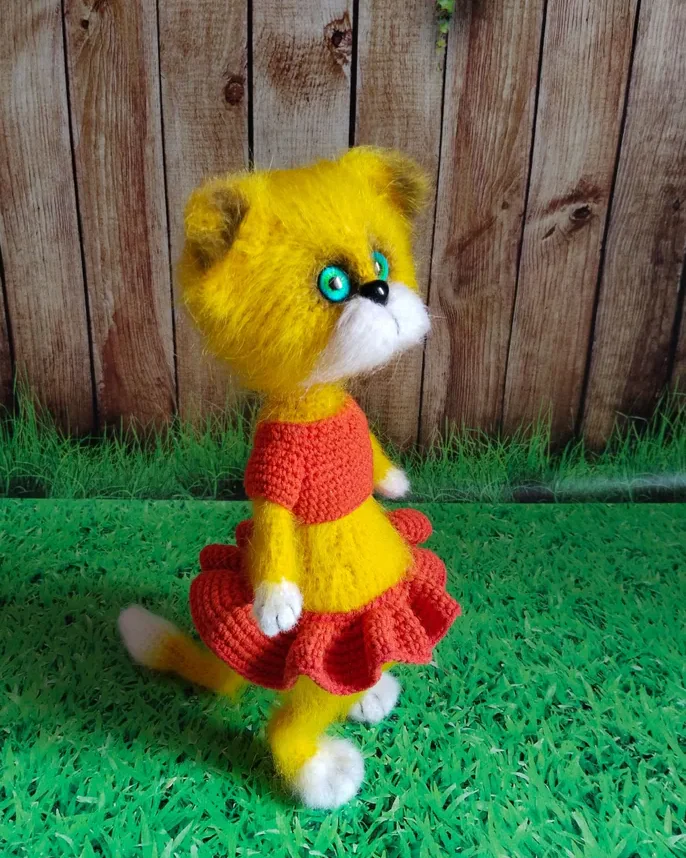 Игрушка интерьерная ручной работы, вязаная кошка в юбке,14+