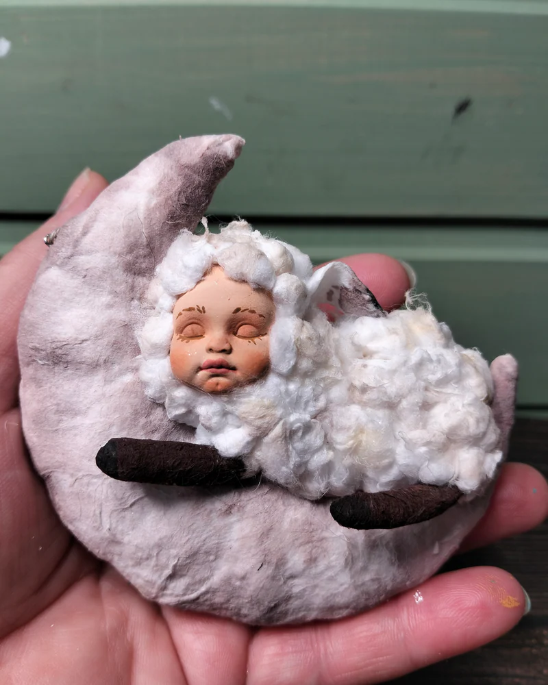 Ватная игрушка Спящая овечка. — 12 см