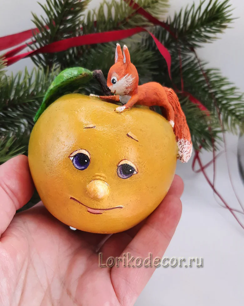 Ёлочная игрушка «ЯБЛОКО С БЕЛКОЙ-5»