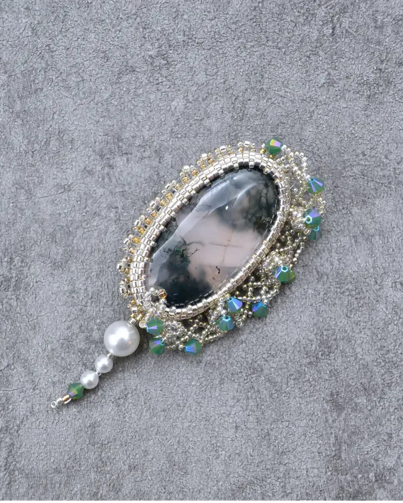 Брошь ручной работы с моховым агатом и Swarovski