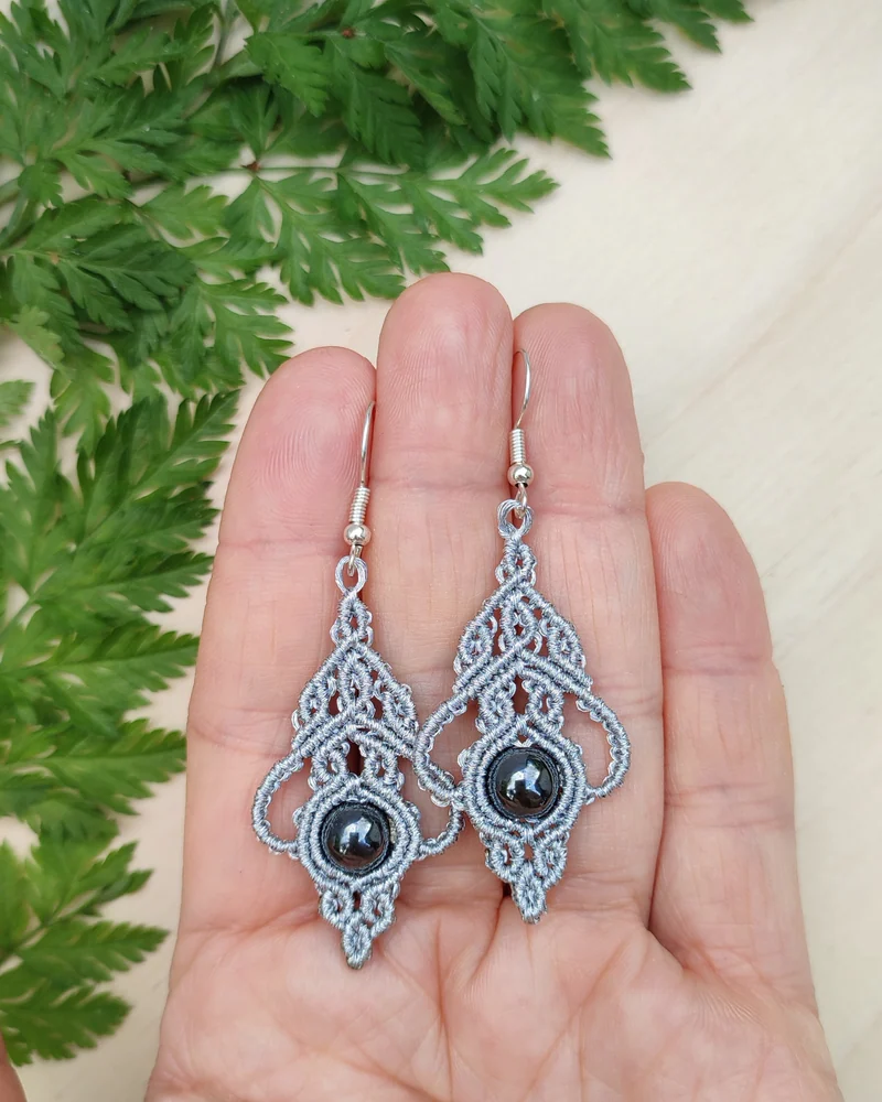 Серебристые серьги Макошь макраме с гематитом