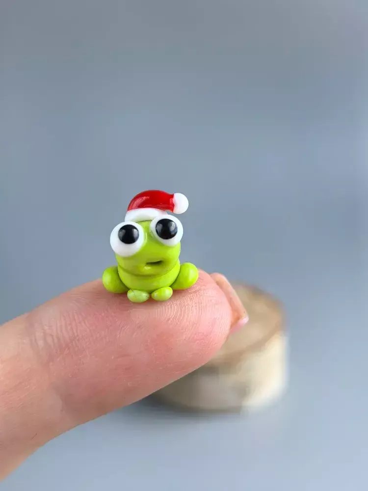 Стеклянная фигурка «Лягушка денежная в шапке Санты к Новому году»