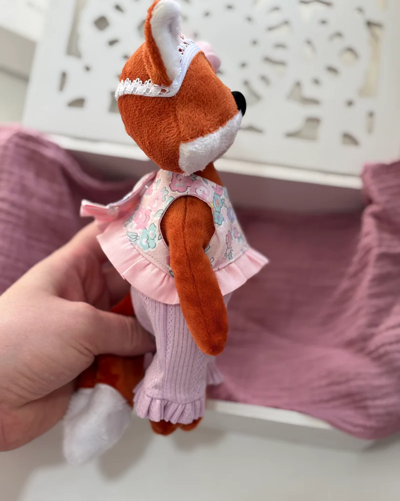 Лисичка игрушка антистресс с гречневой лузгой, игрушка с одеждой — в костюме с рюшами