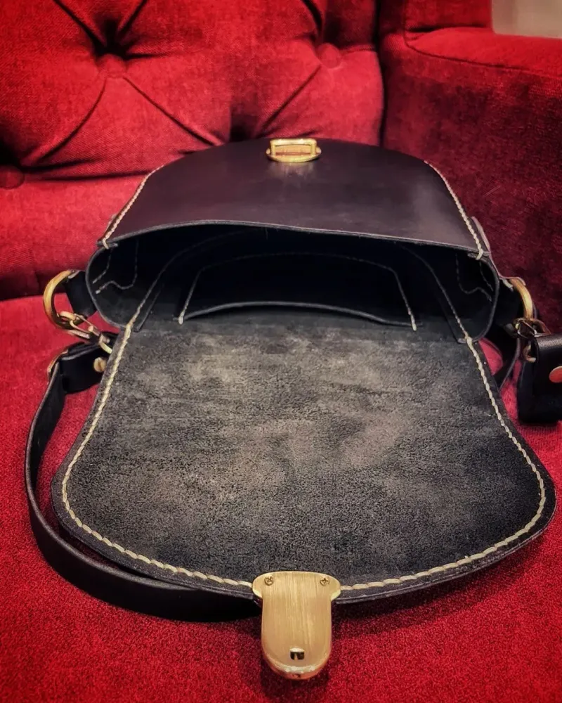Сумка crossbody из чёрной кожи через плечо — Чёрный