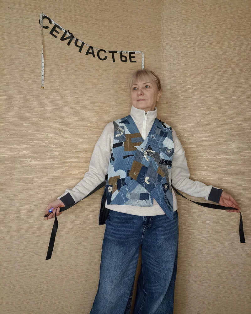 Джинсовый жилет в стиле пэчворк