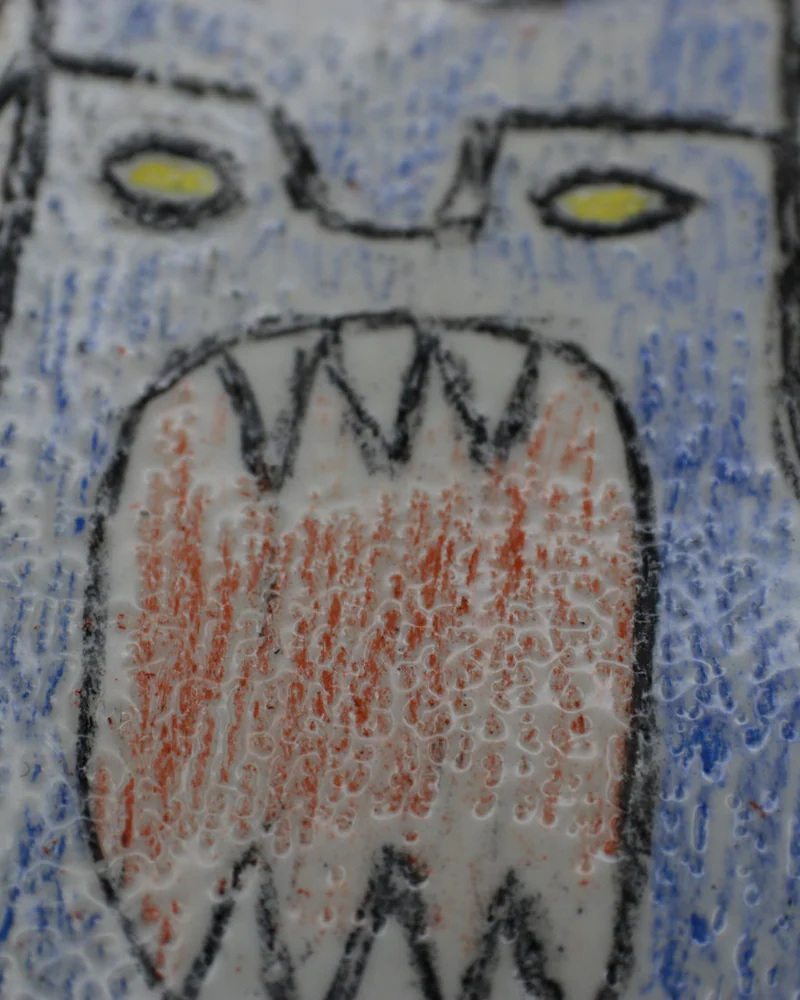 Керамическая тарелка «Свирепый кот свирепо мяукает»