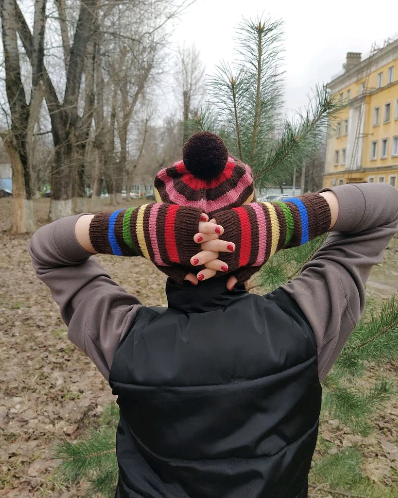 Шоколадный вязаный комплект шапка и митенки с разноцветными полосками — Шоколадный комплект