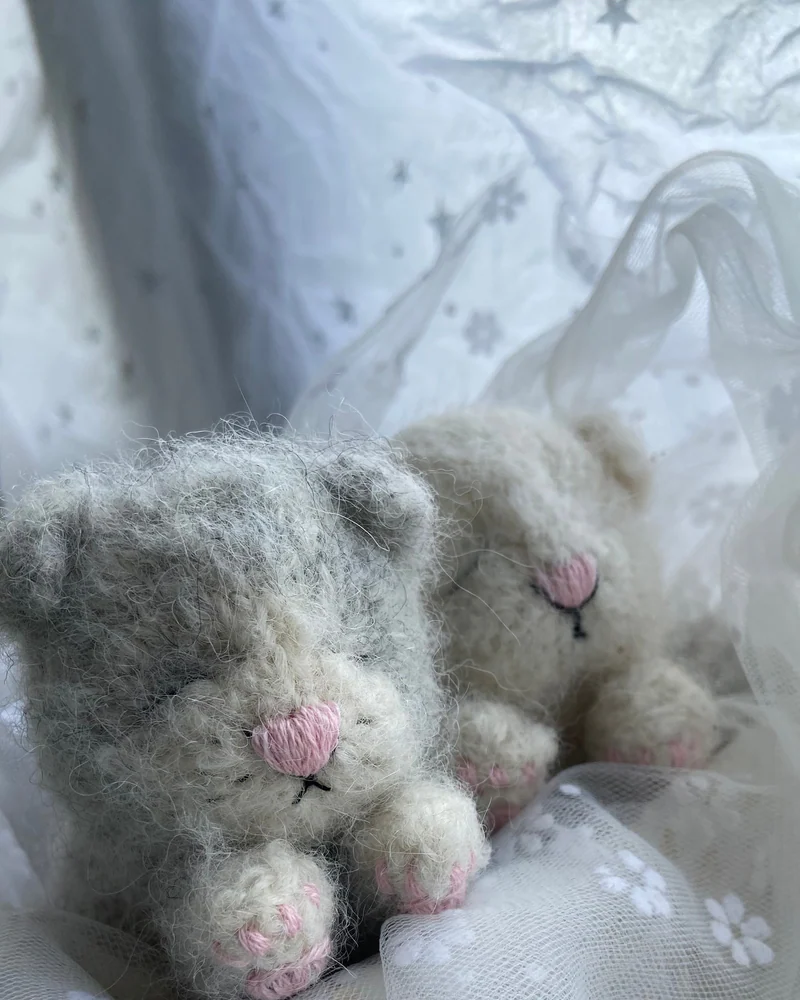 Спящий котёнок вязаный