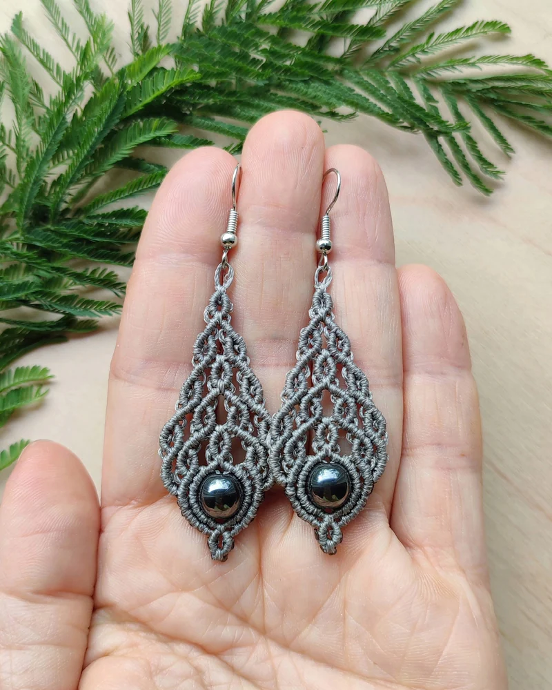 Серые серьги макраме Леля с гематитом