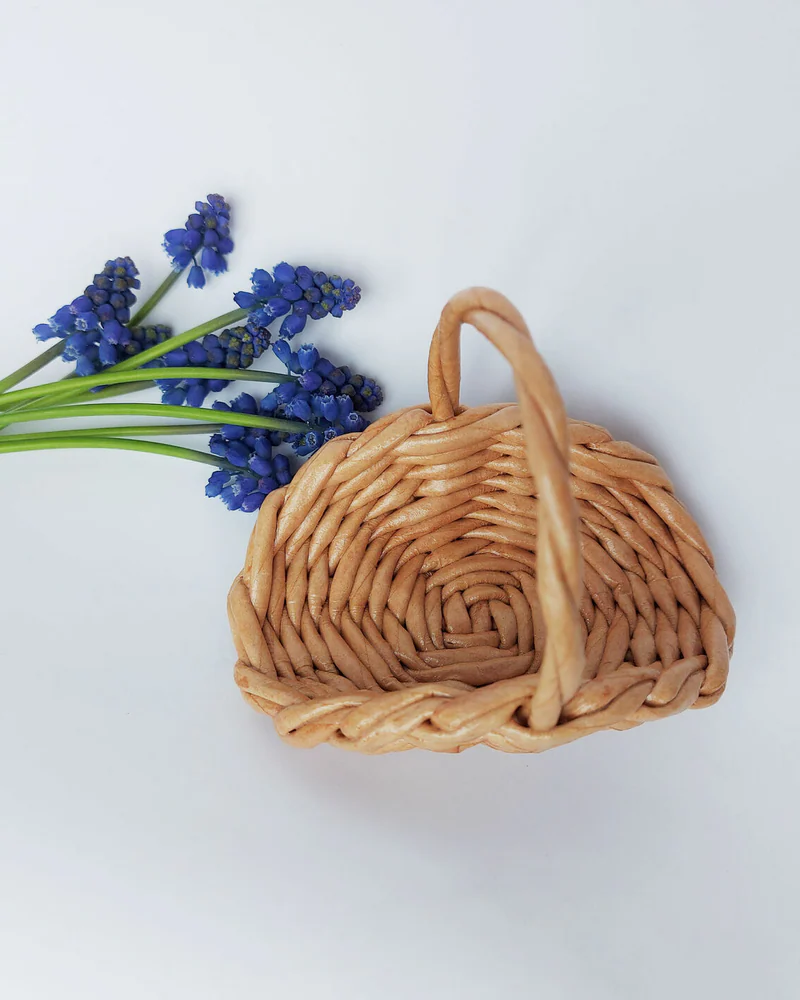 Маленькая плетеная корзинка для кукольного домика