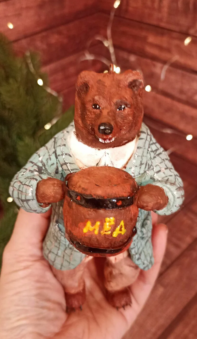Мишка с бочонком мёда