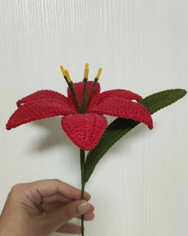 Лилия вязаная крючком