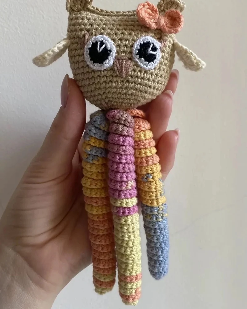 Вязаная игрушка совёнок для новорождённого