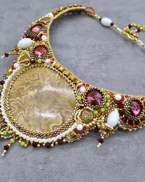 Авторское колье с кальцитом и Swarovski