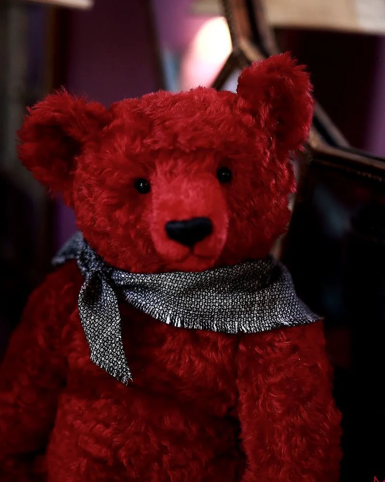 Red bear Паскаль — красный
