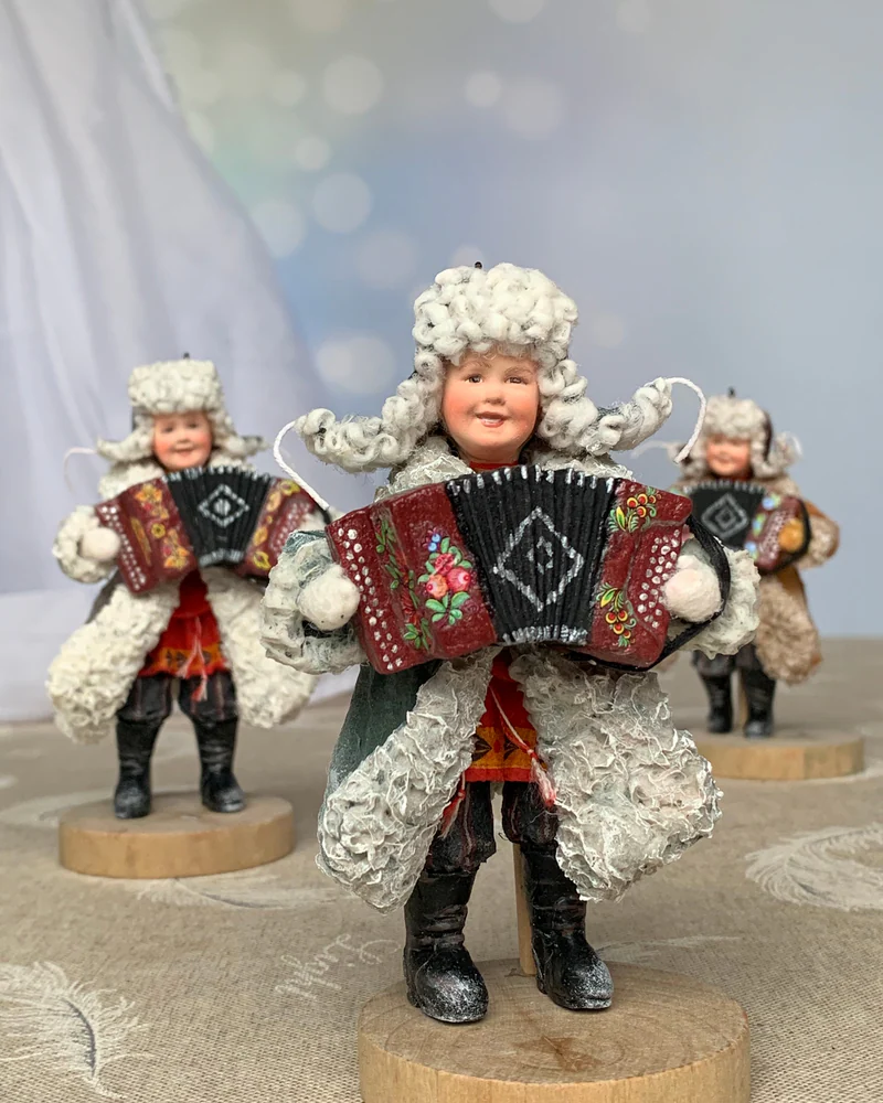 Мальчик с гармонью — Серо-белый костюм