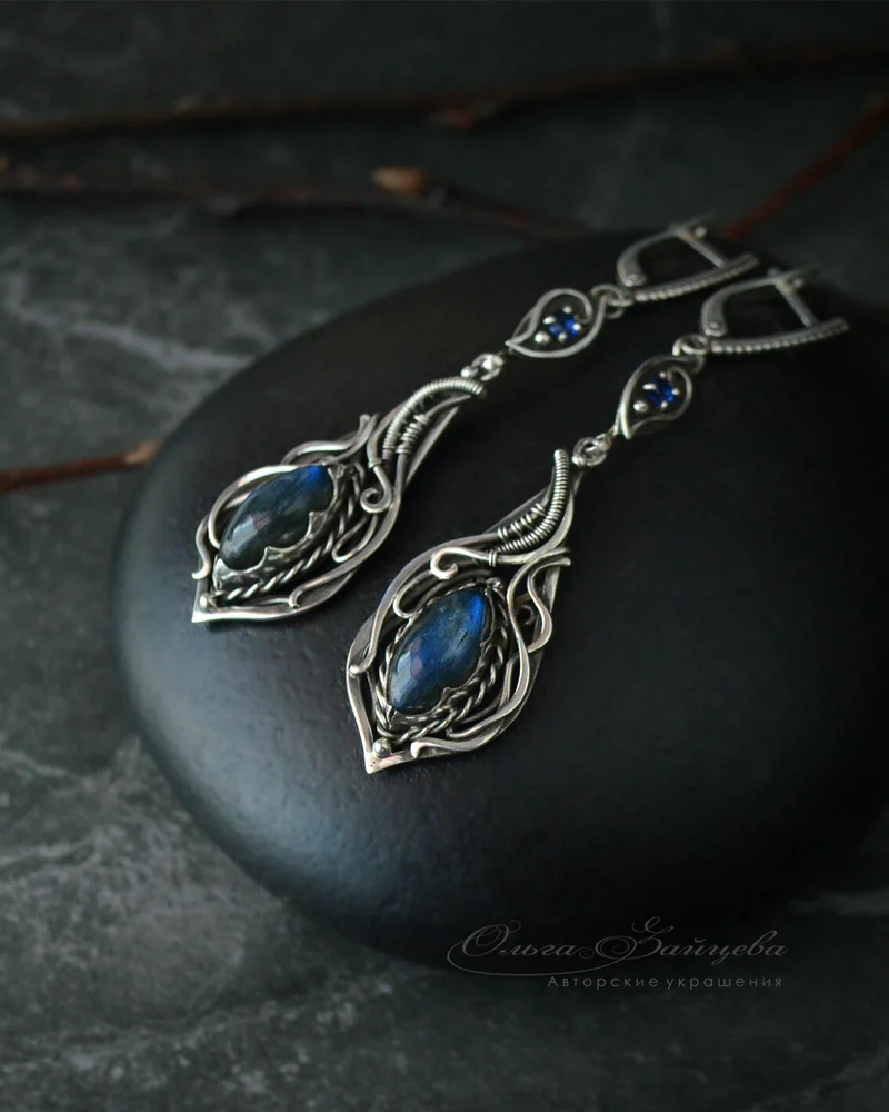 Серьги с лабрадором и фианитами длинные (серый камень)