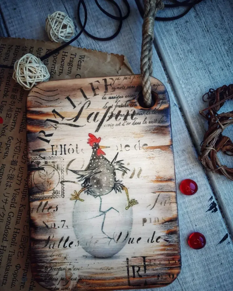 Деревянная доска для подачи с декупажем — Курочки, 18 × 12,5 см
