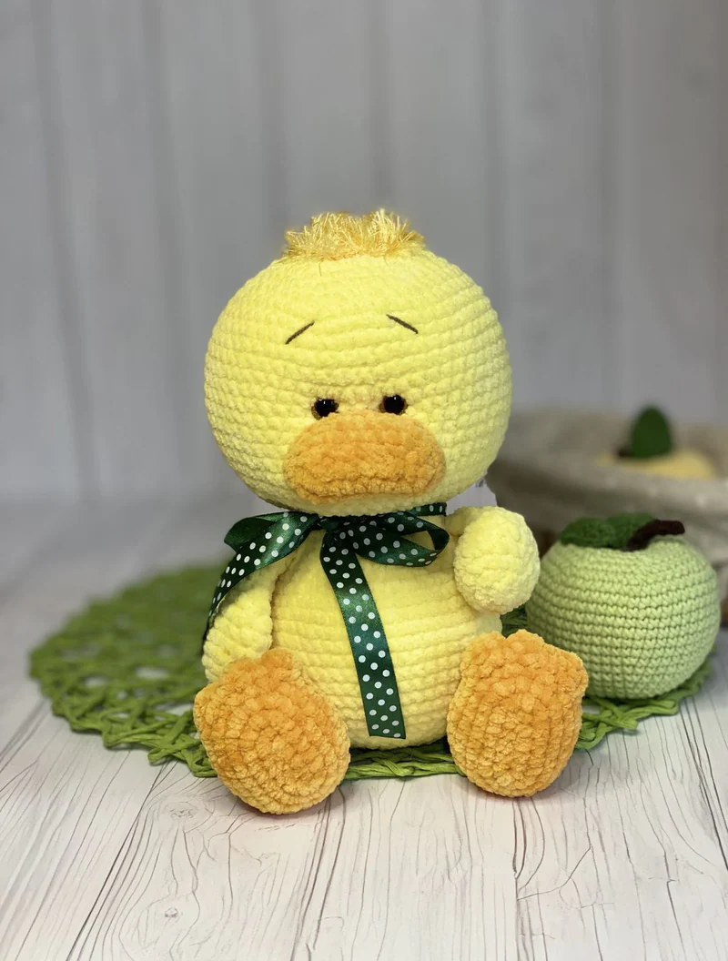 Вязаный жёлтый утёнок амигуруми