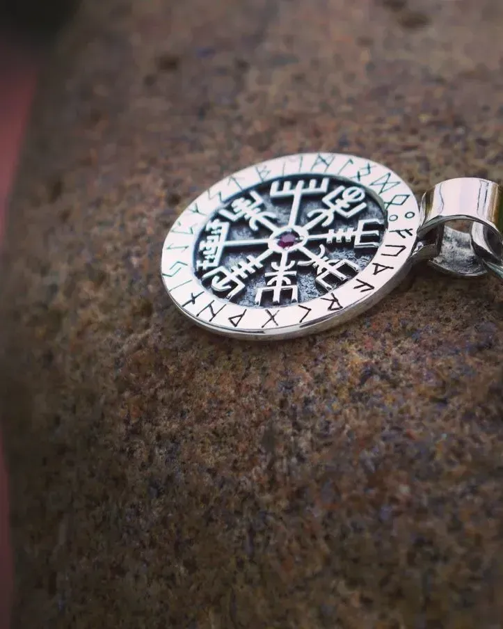 Vegvisir - брелок Рунический компас (Указатель пути) — Основной