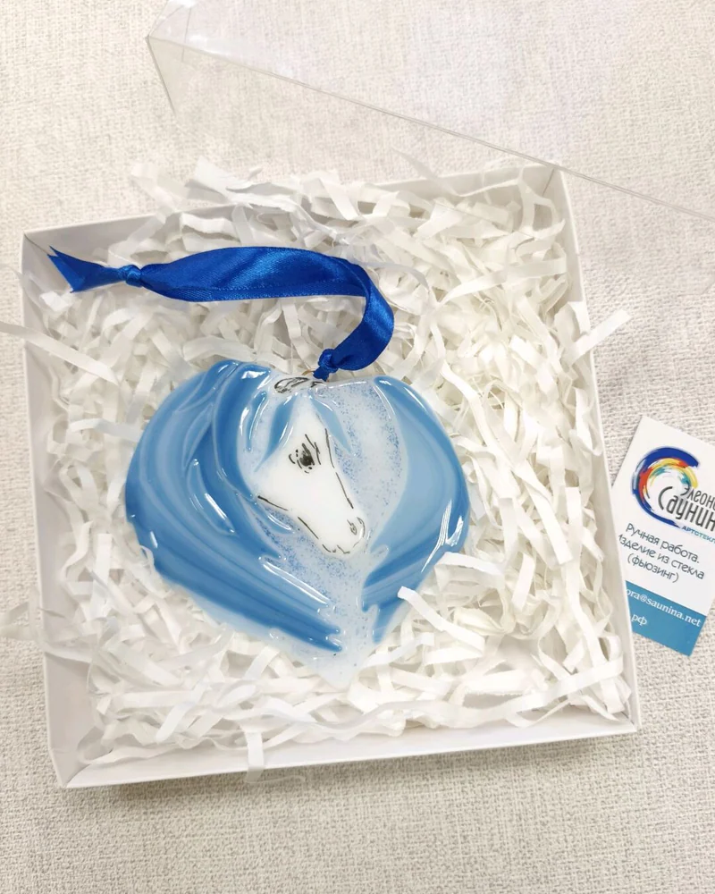 Новогодний сувенир Лошадь голубая стекло фьюзинг