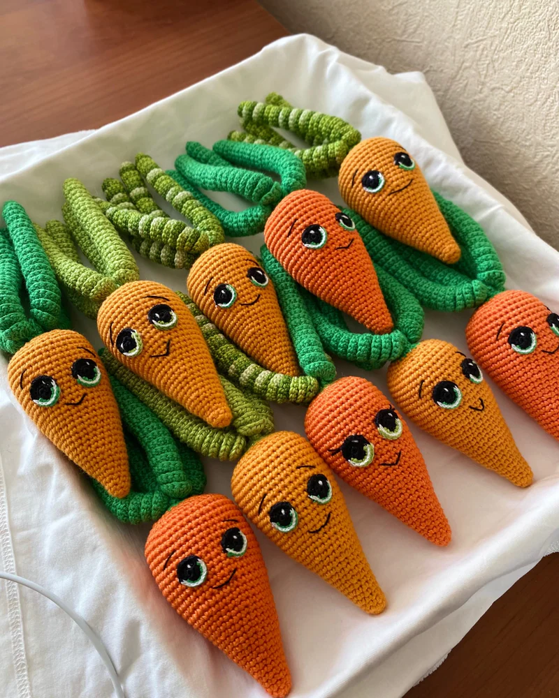 Вязаная игрушка морковка для новорождённого