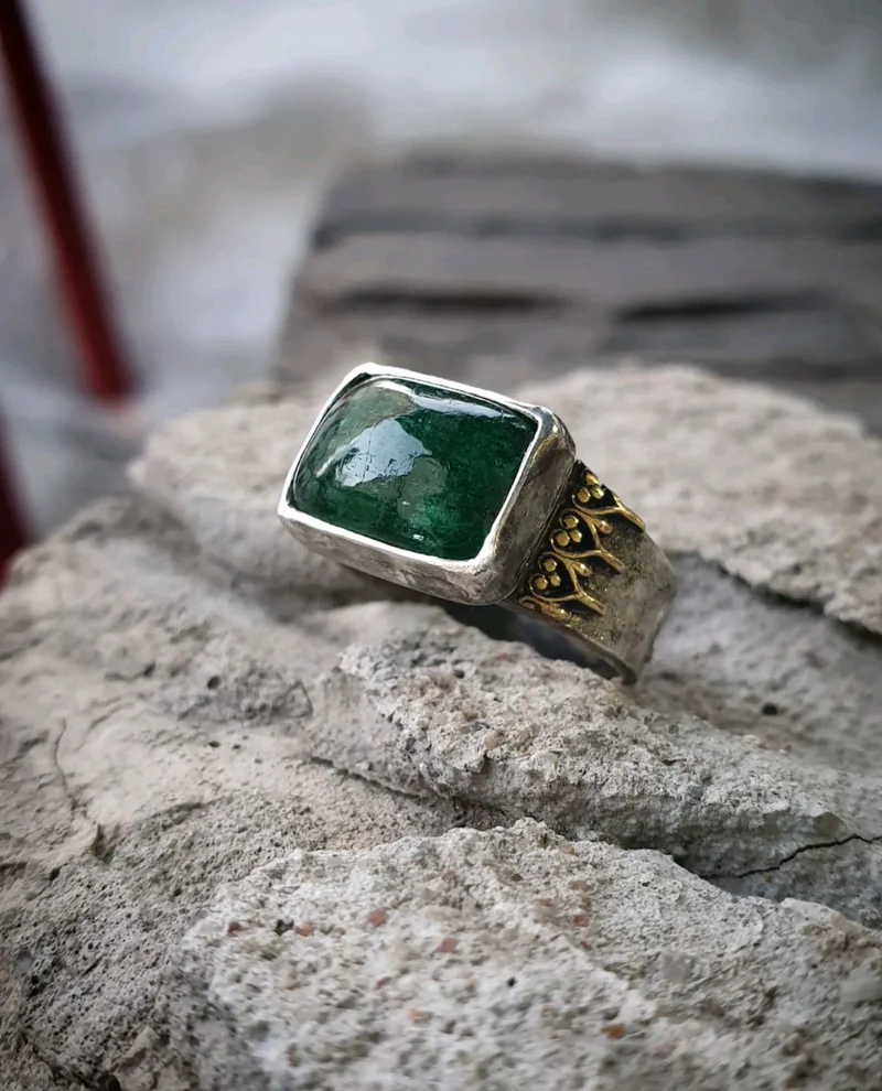 Серебряное кольцо с изумрудом