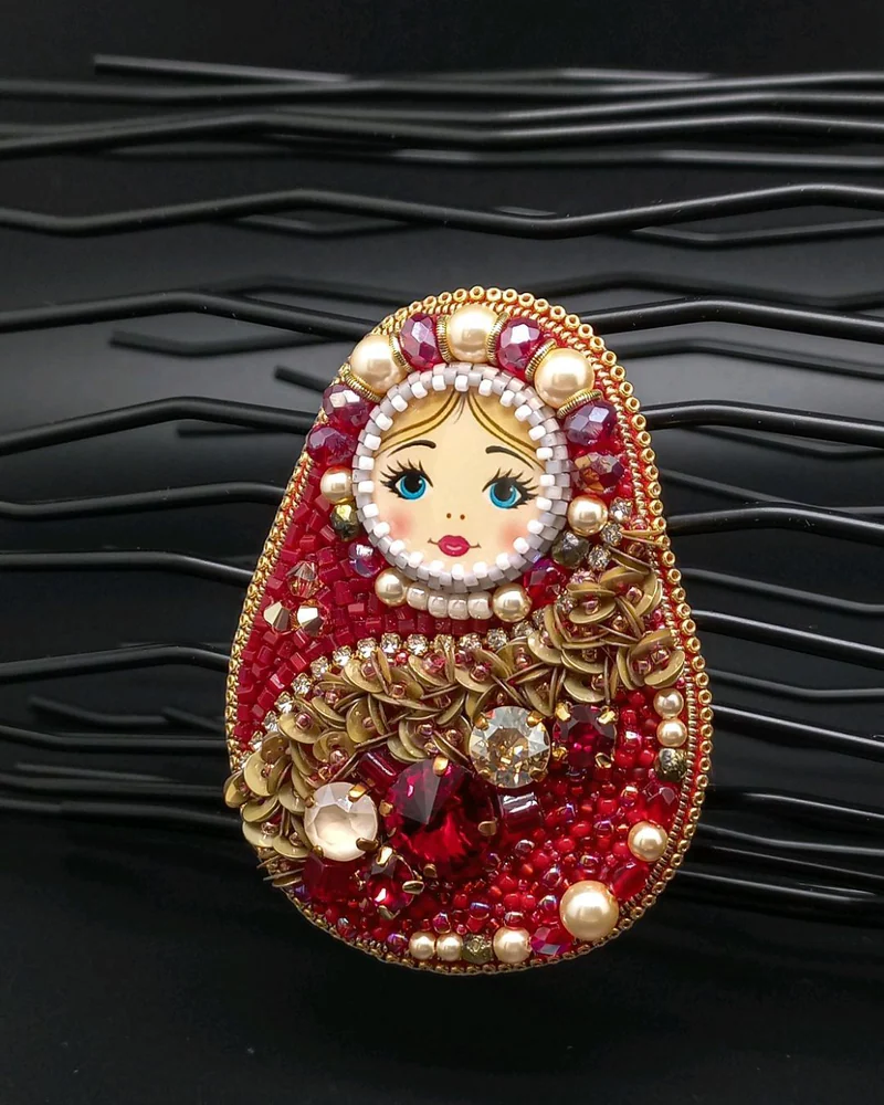 Брошь матрёшка Машенька из бисера красный
