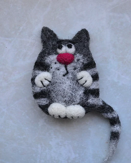 Валяная брошь "Кот серый 2"