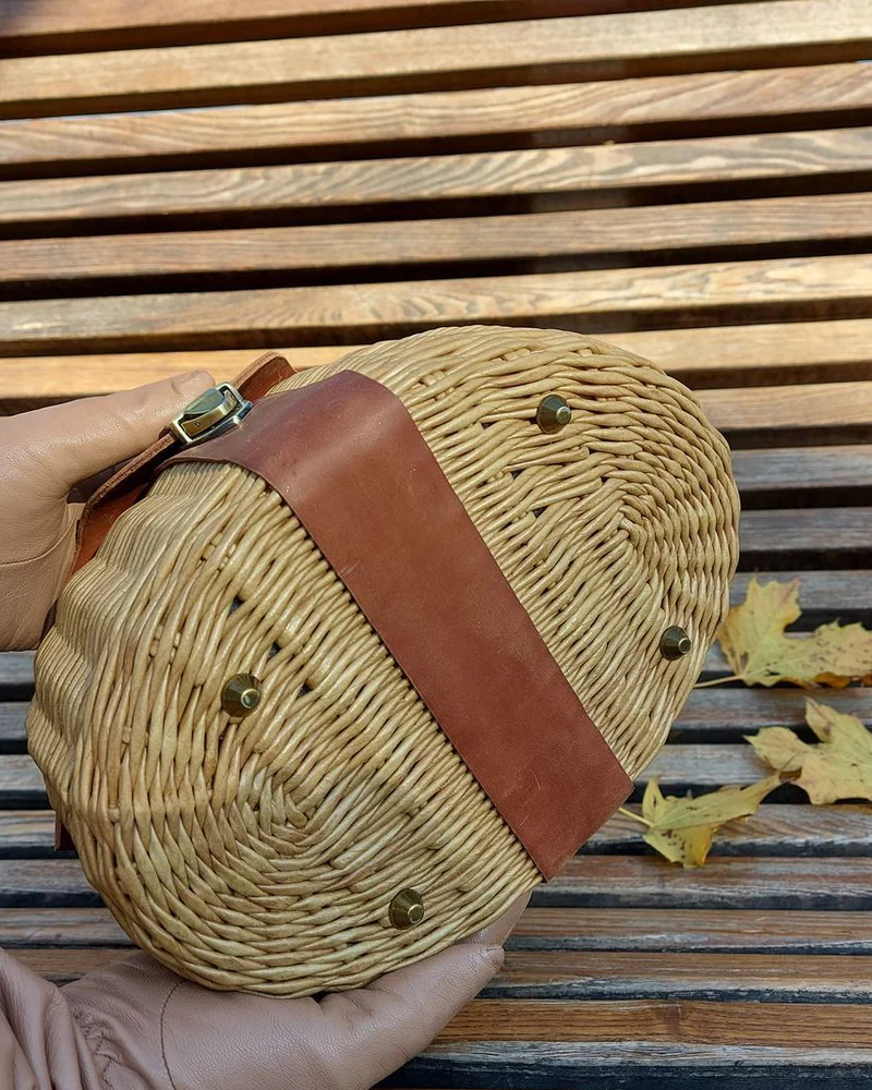 Плетеная элегантная сумочка из кожи