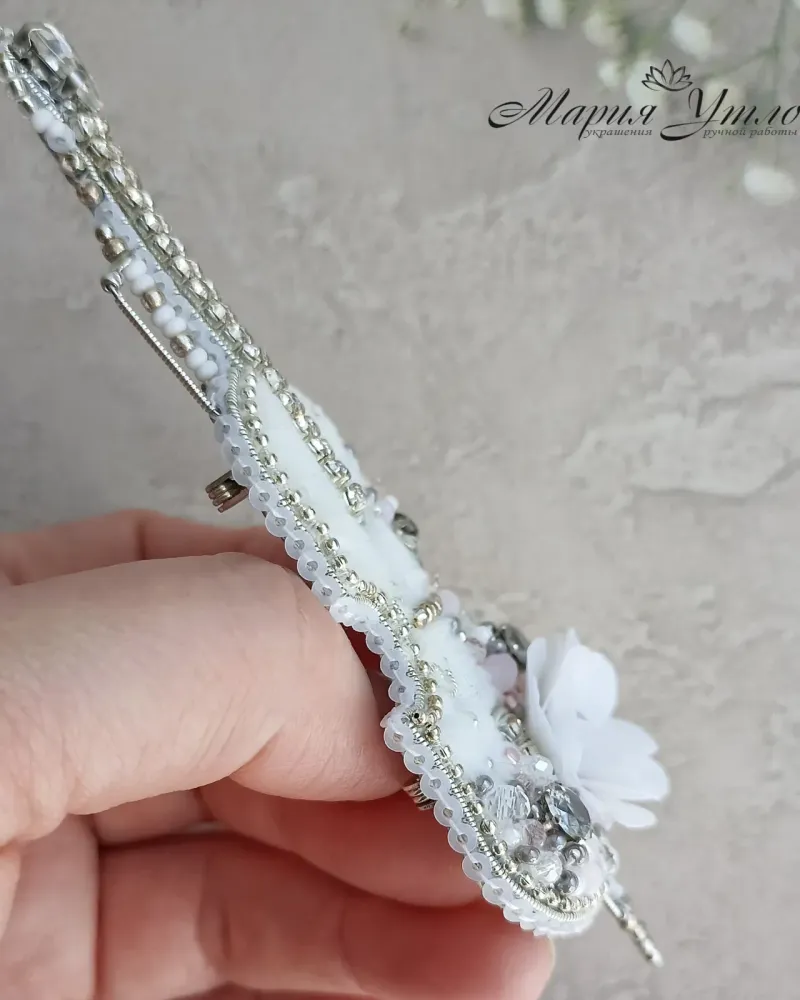 Брошь «Скрипка», белая
