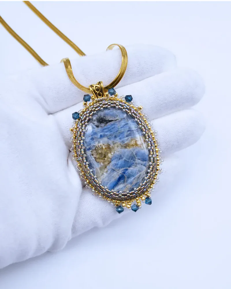 Кулон ручной работы с кианитом и Swarovski