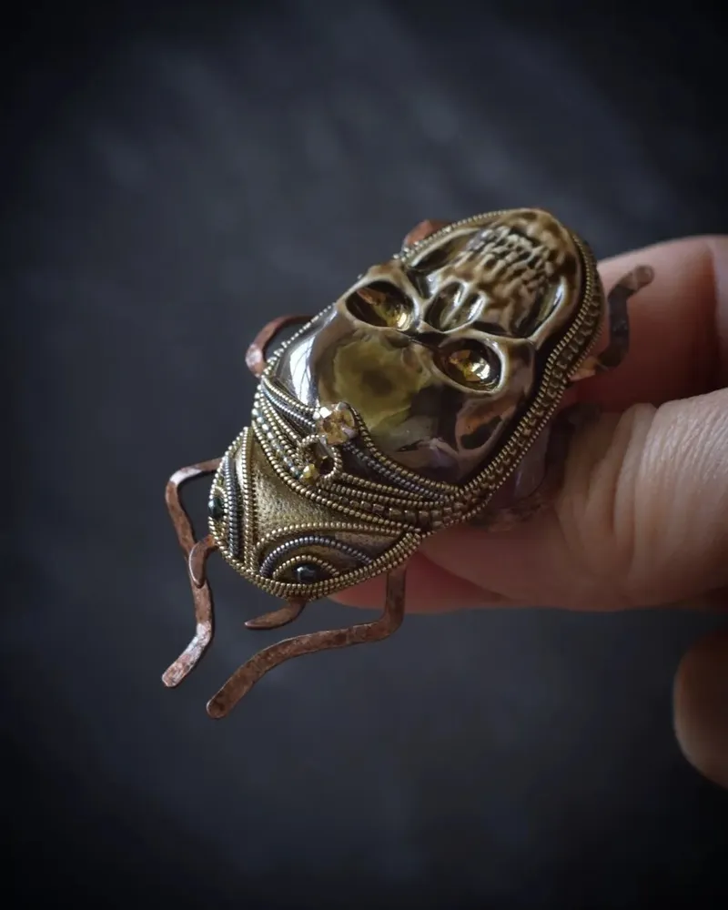 Брошь «Золотой жук», коричневая