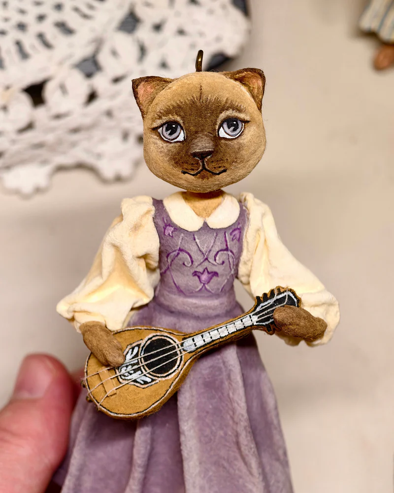 Ватная ёлочная игрушка "Кошечка с мандолиной"
