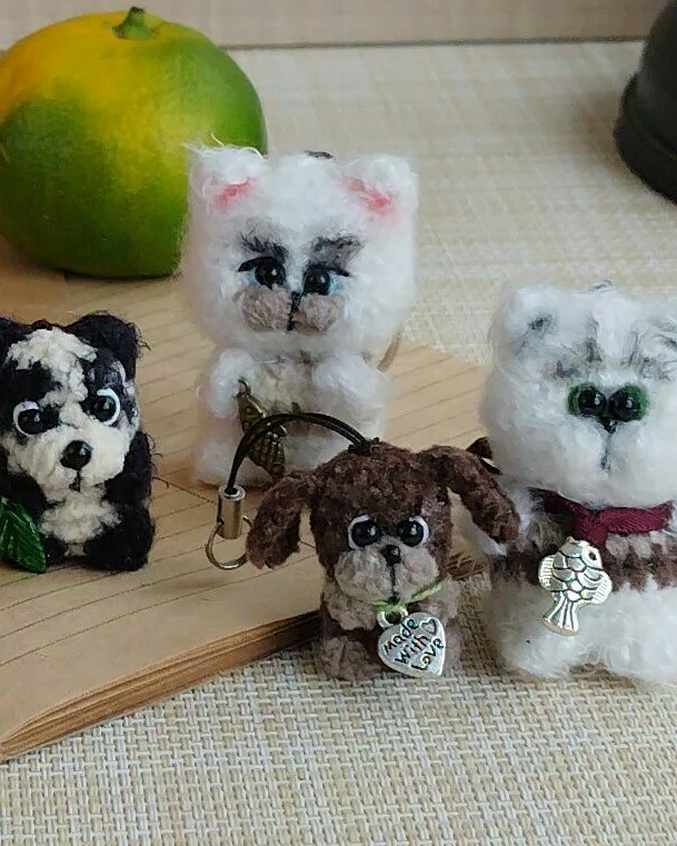 Миниатюрная вязаная игрушка белый котик, рыжий кот