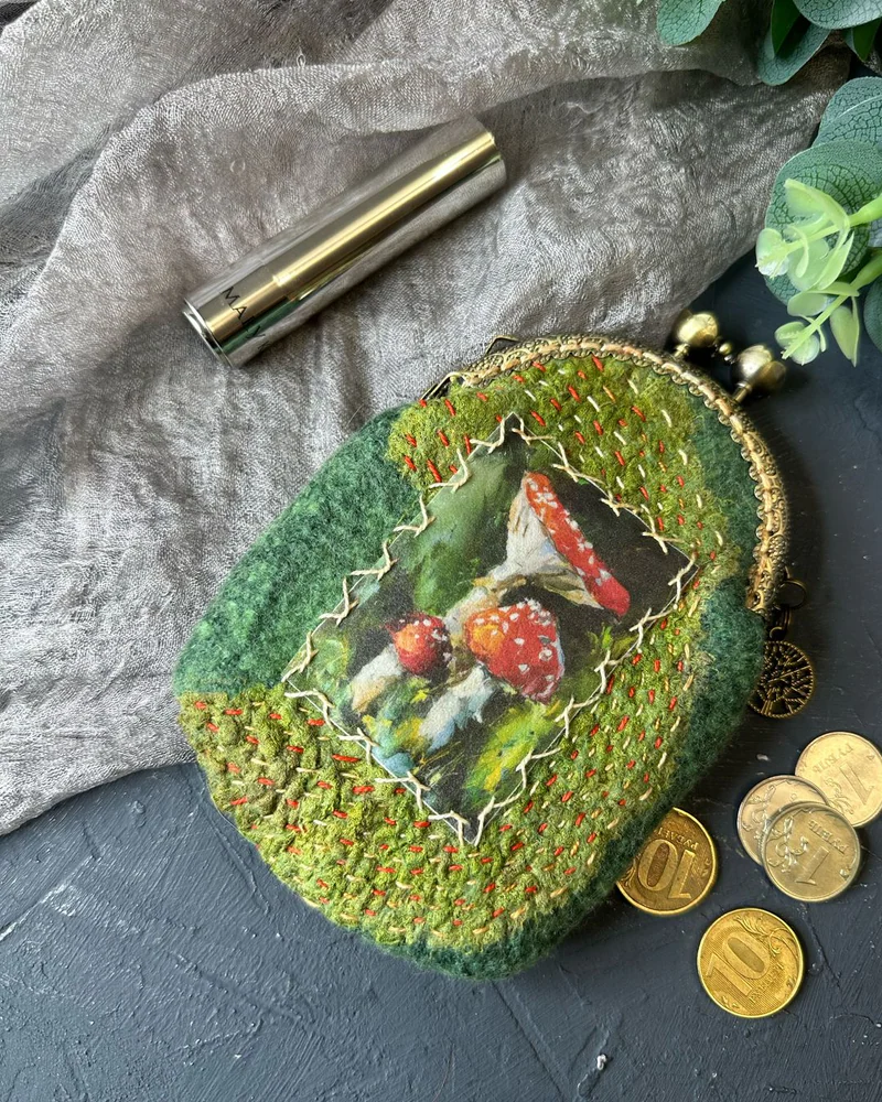 Кошелек зеленый на цепочки. Маленькая косметичка