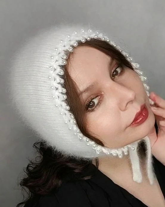 Чепчик белый из ангоры с бусинками
