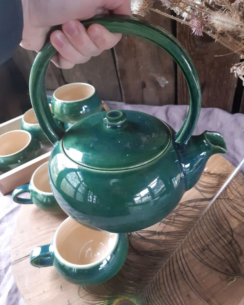 Зелёный чайник с чашками