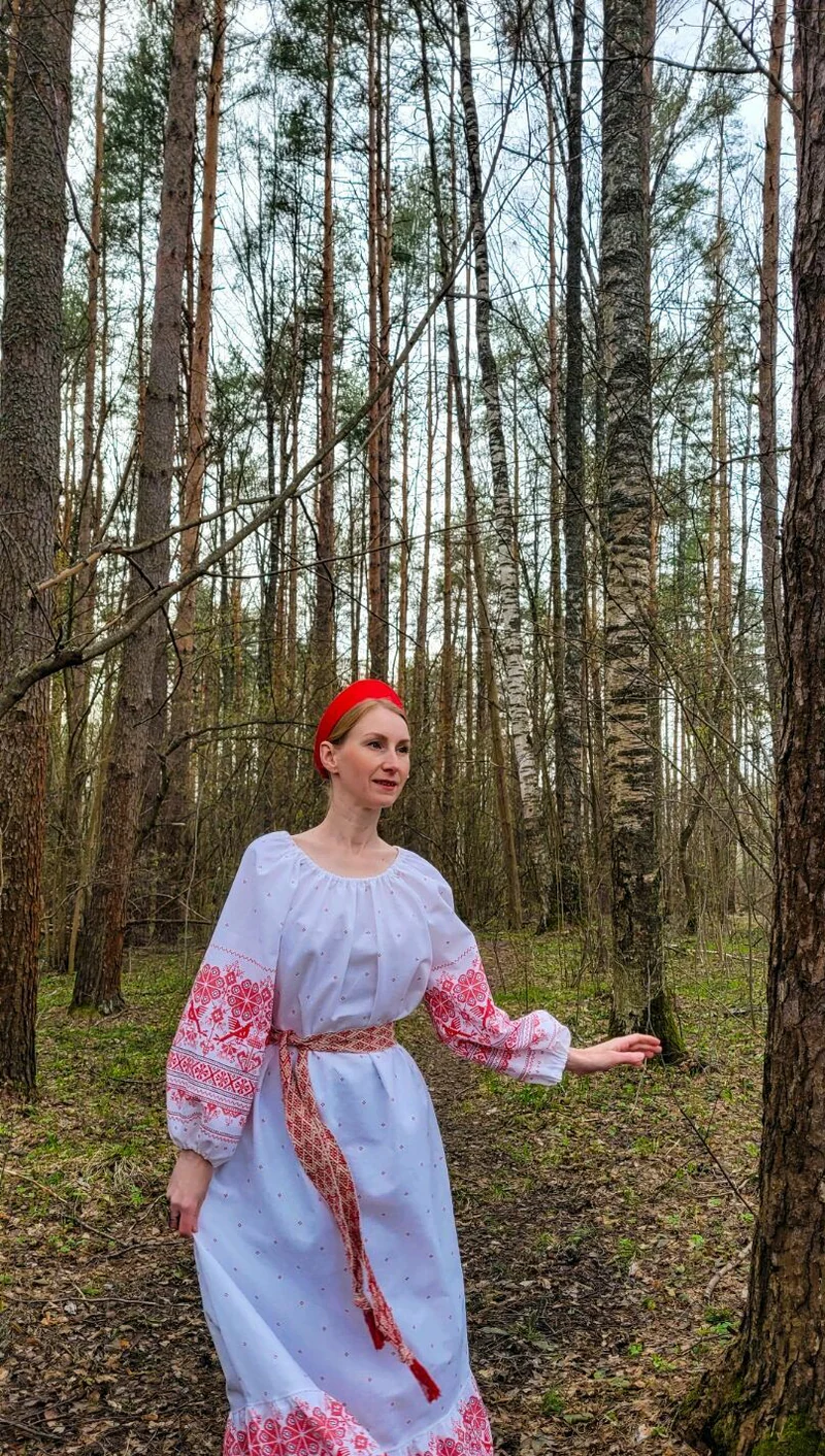 Платье народное с красным орнаментом и поясом