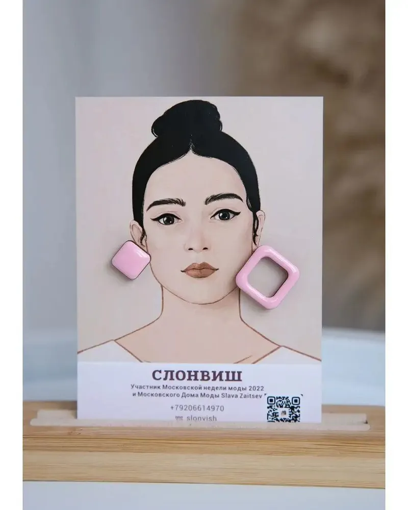 Серьги гвоздики асимметричные маленькие деревянные — розовый