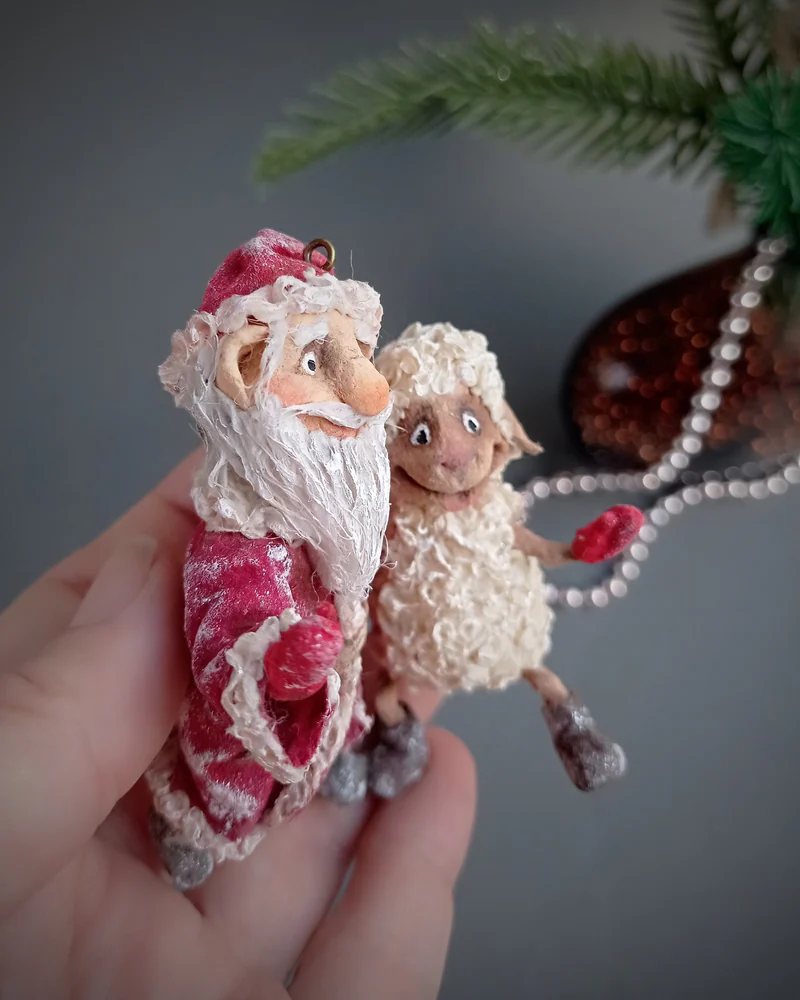 Дед Мороз с овечкой — ватная ёлочная игрушка — Красный, около 8 см