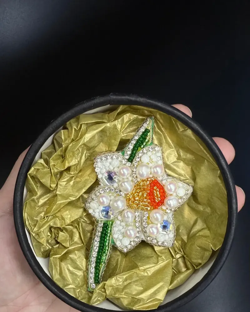 Белая брошь «Нарцисс»