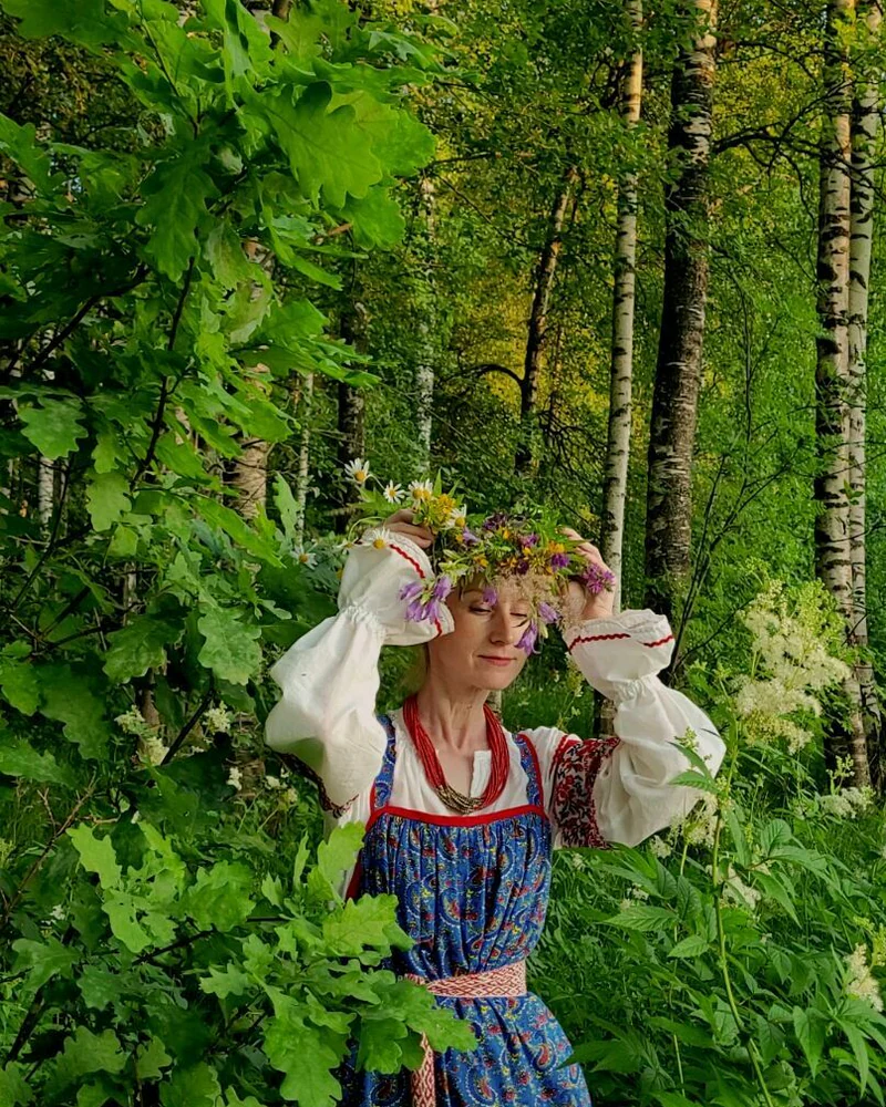 Рубаха народная женская с вышивкой, красно-синей