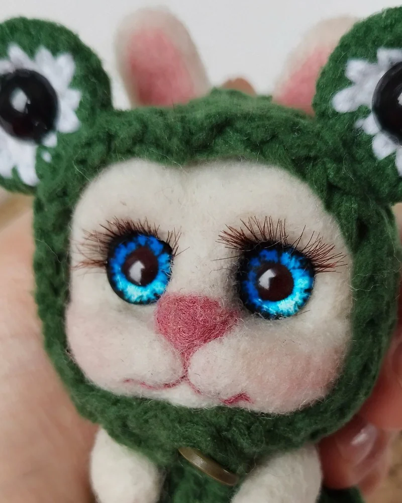 Маленький зайчик игрушка из шерсти. Зайка в костюме лягушки