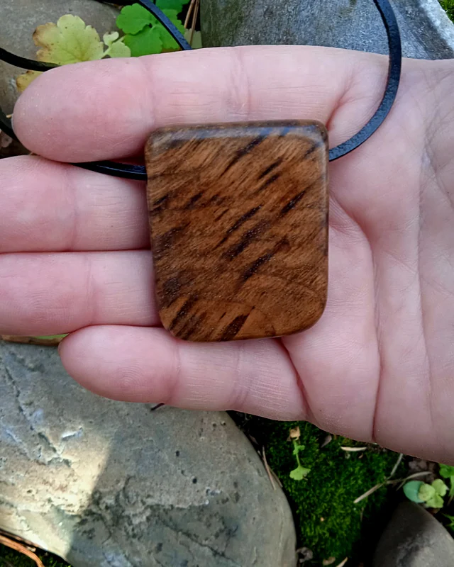 Кулон из корня каштана