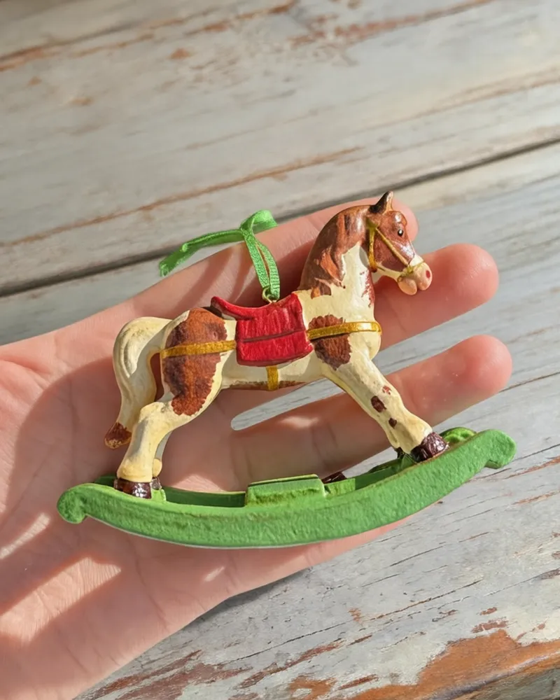 Ёлочная игрушка «Лошадка-качалка» в винтажном стиле