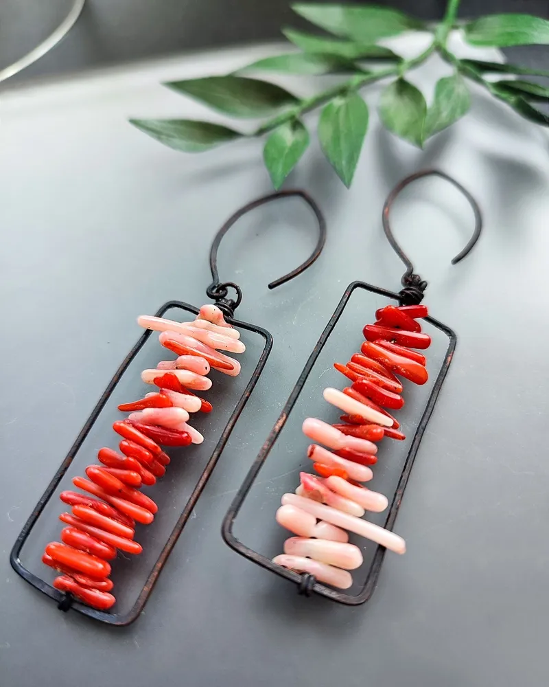 Серьги ручной работы из меди с кораллами